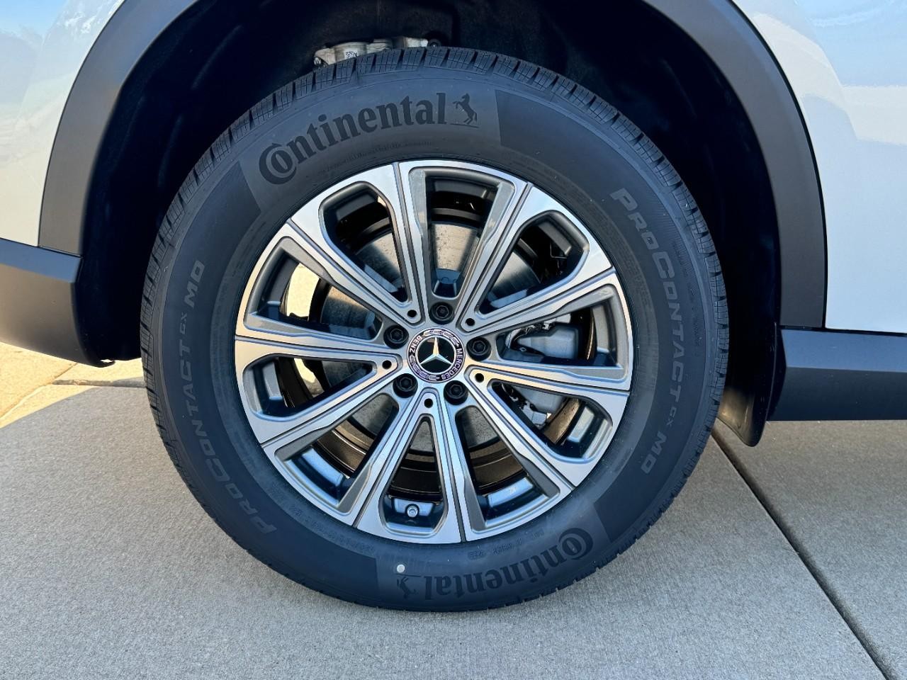 Mercedes-Benz GLC Vehicle Full-screen Gallery Image 05