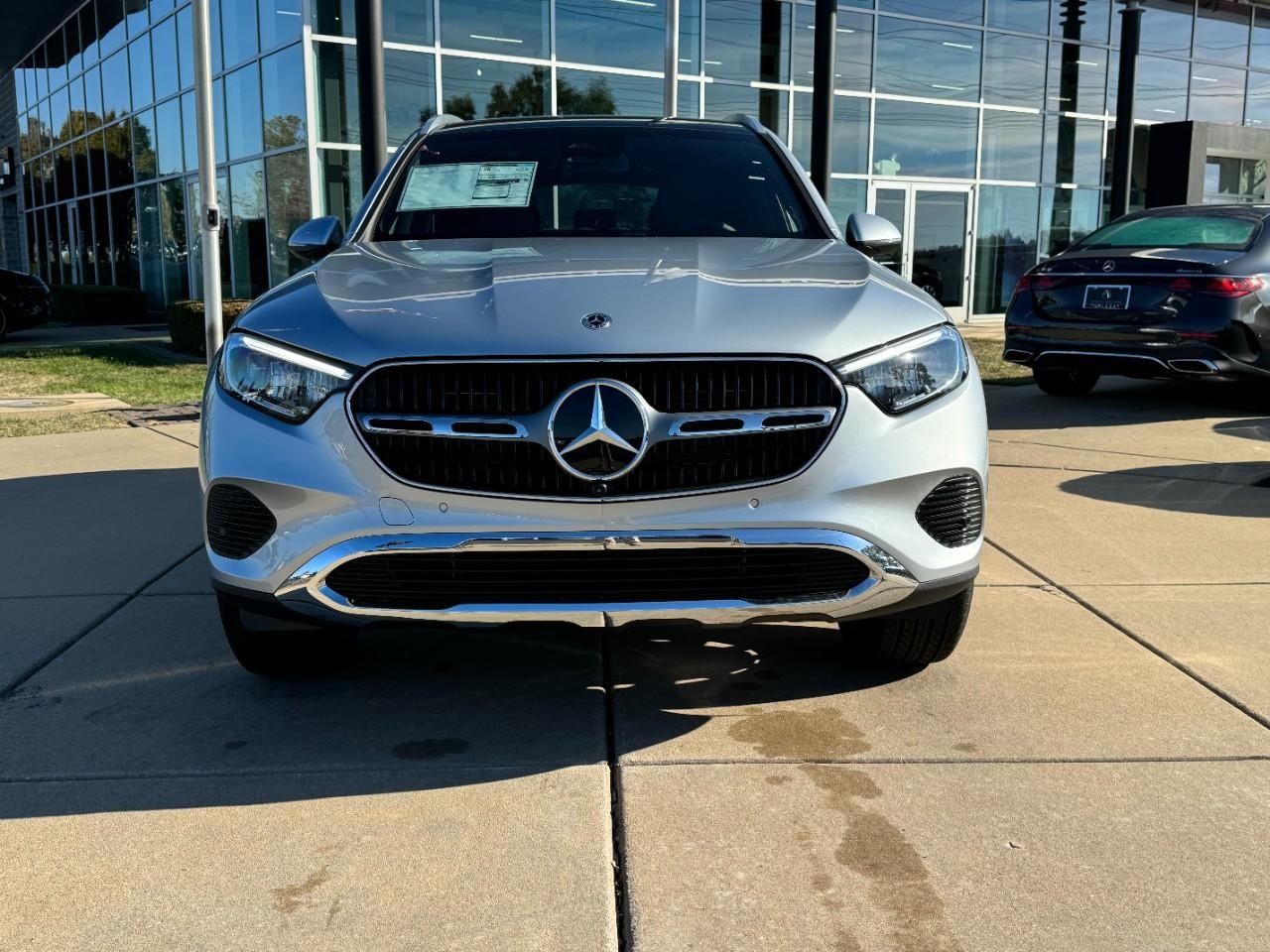 Mercedes-Benz GLC Vehicle Full-screen Gallery Image 07