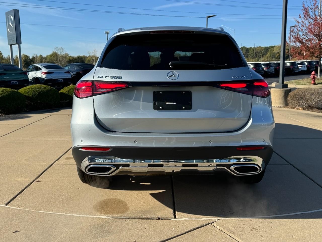 Mercedes-Benz GLC Vehicle Full-screen Gallery Image 09