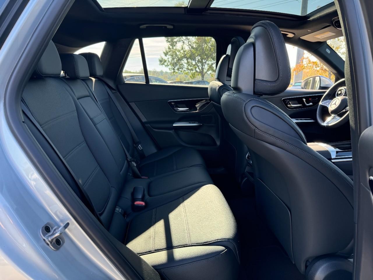 Mercedes-Benz GLC Vehicle Full-screen Gallery Image 10