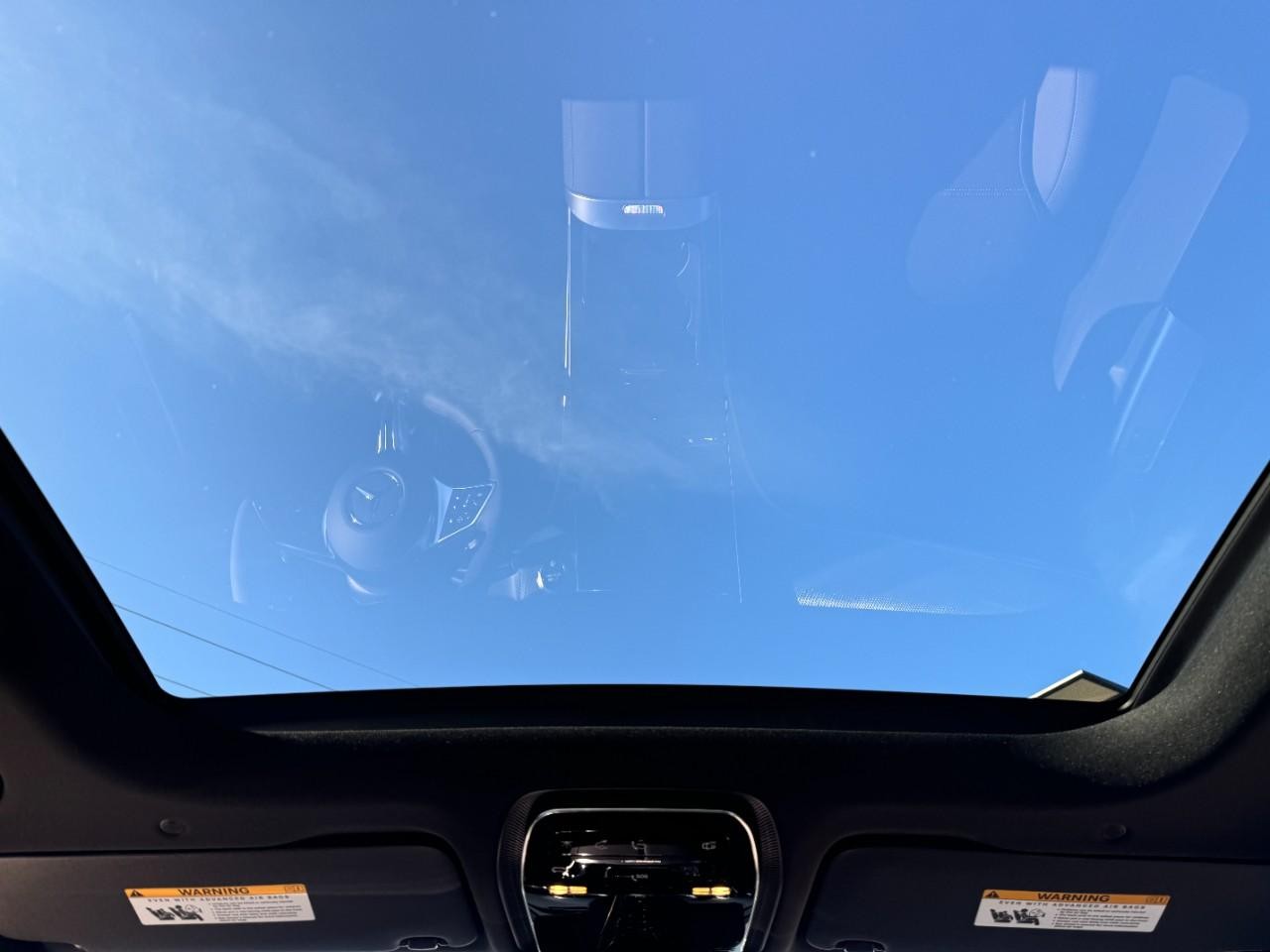 Mercedes-Benz GLC Vehicle Full-screen Gallery Image 11