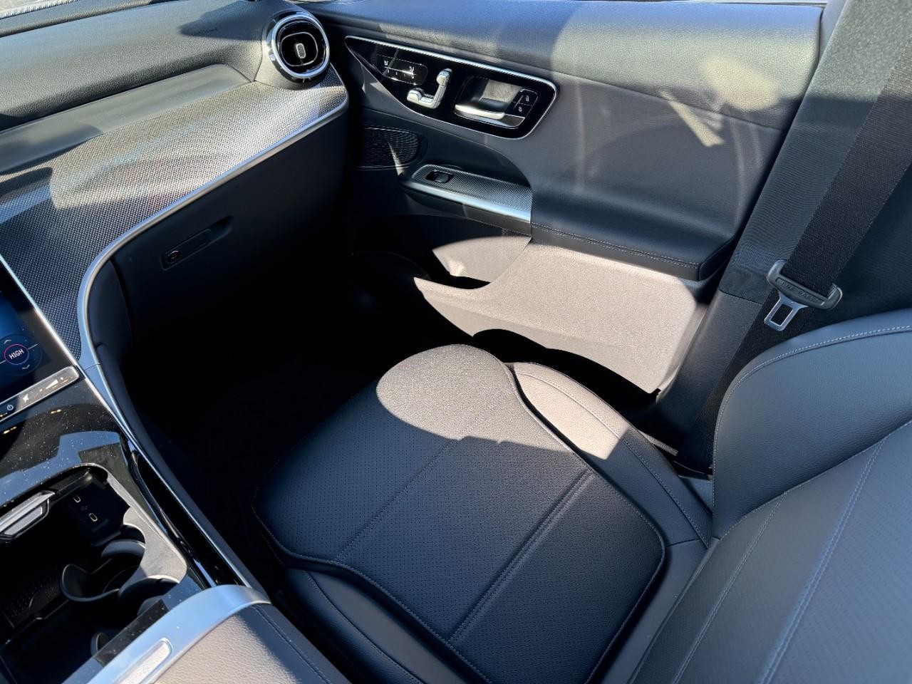 Mercedes-Benz GLC Vehicle Full-screen Gallery Image 15