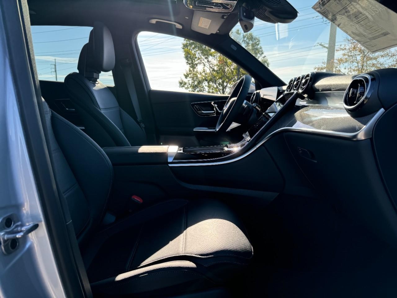 Mercedes-Benz GLC Vehicle Full-screen Gallery Image 16