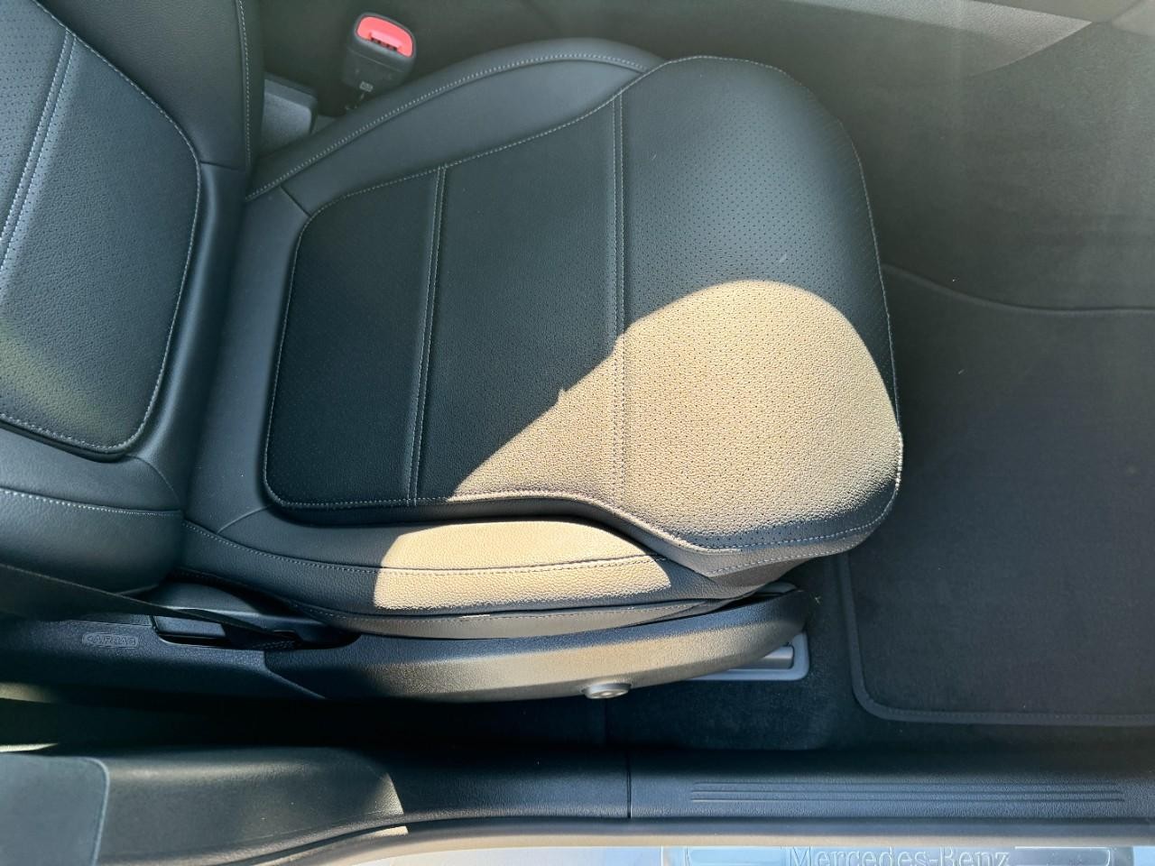 Mercedes-Benz GLC Vehicle Full-screen Gallery Image 17