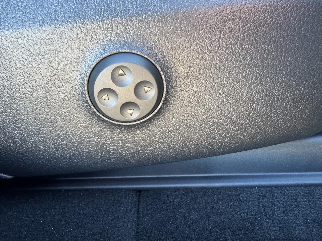 Mercedes-Benz GLC Vehicle Full-screen Gallery Image 18