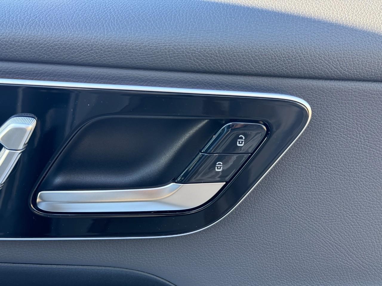 Mercedes-Benz GLC Vehicle Full-screen Gallery Image 20