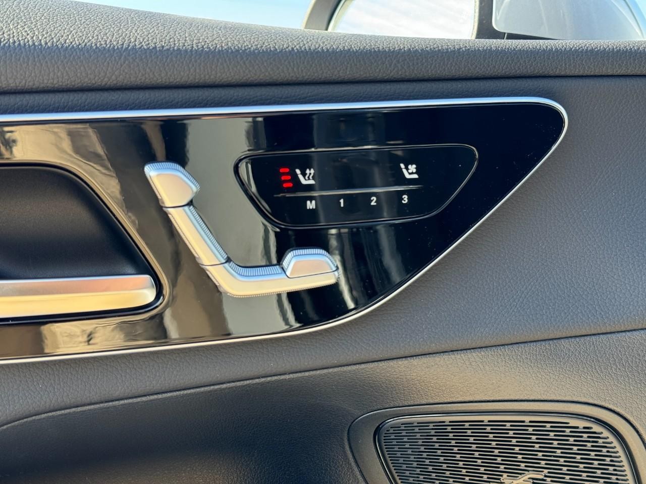 Mercedes-Benz GLC Vehicle Full-screen Gallery Image 22