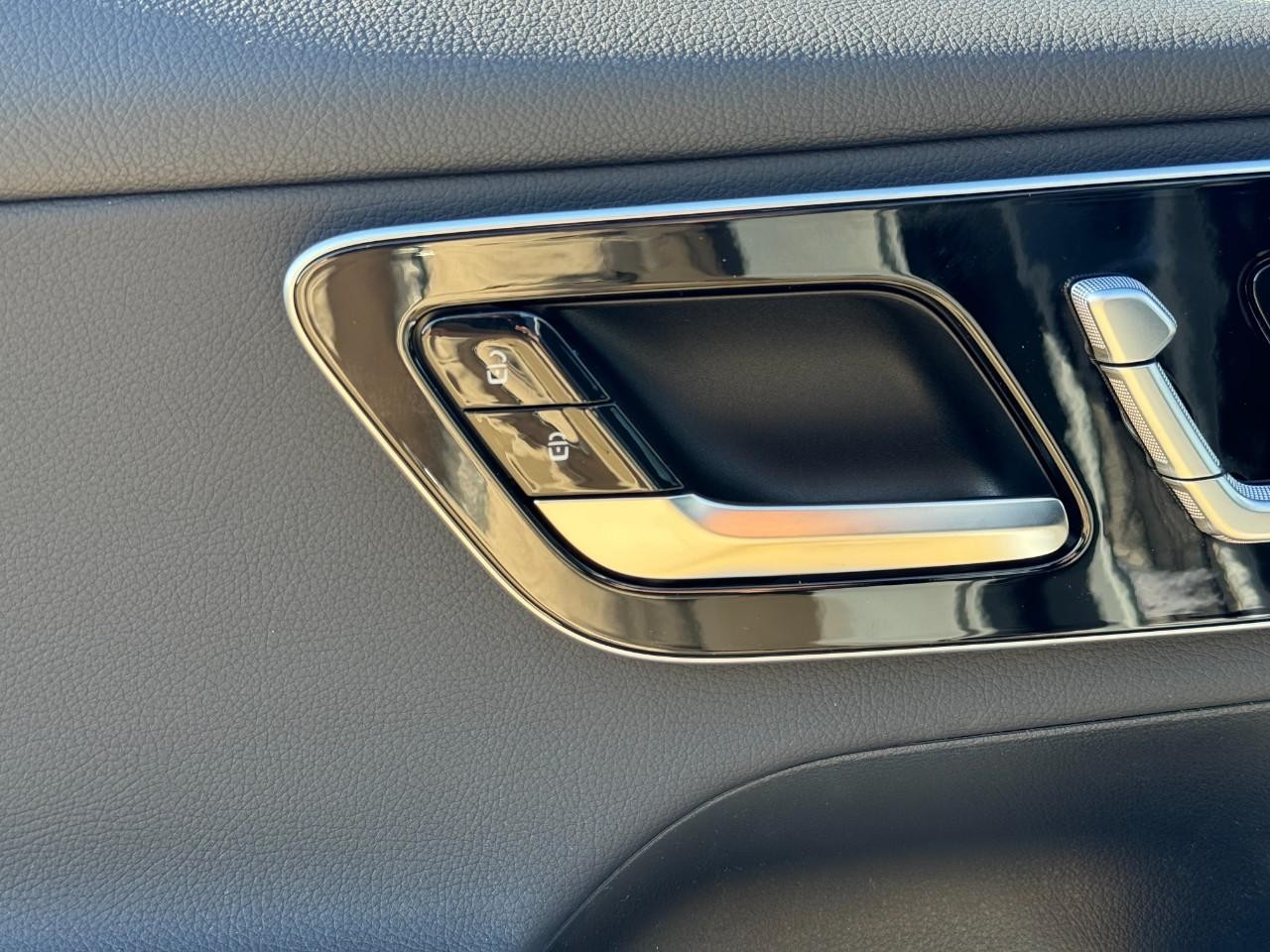 Mercedes-Benz GLC Vehicle Full-screen Gallery Image 23