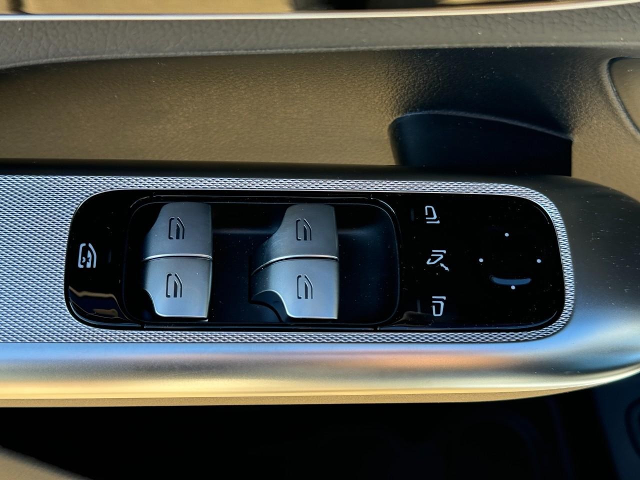 Mercedes-Benz GLC Vehicle Full-screen Gallery Image 24