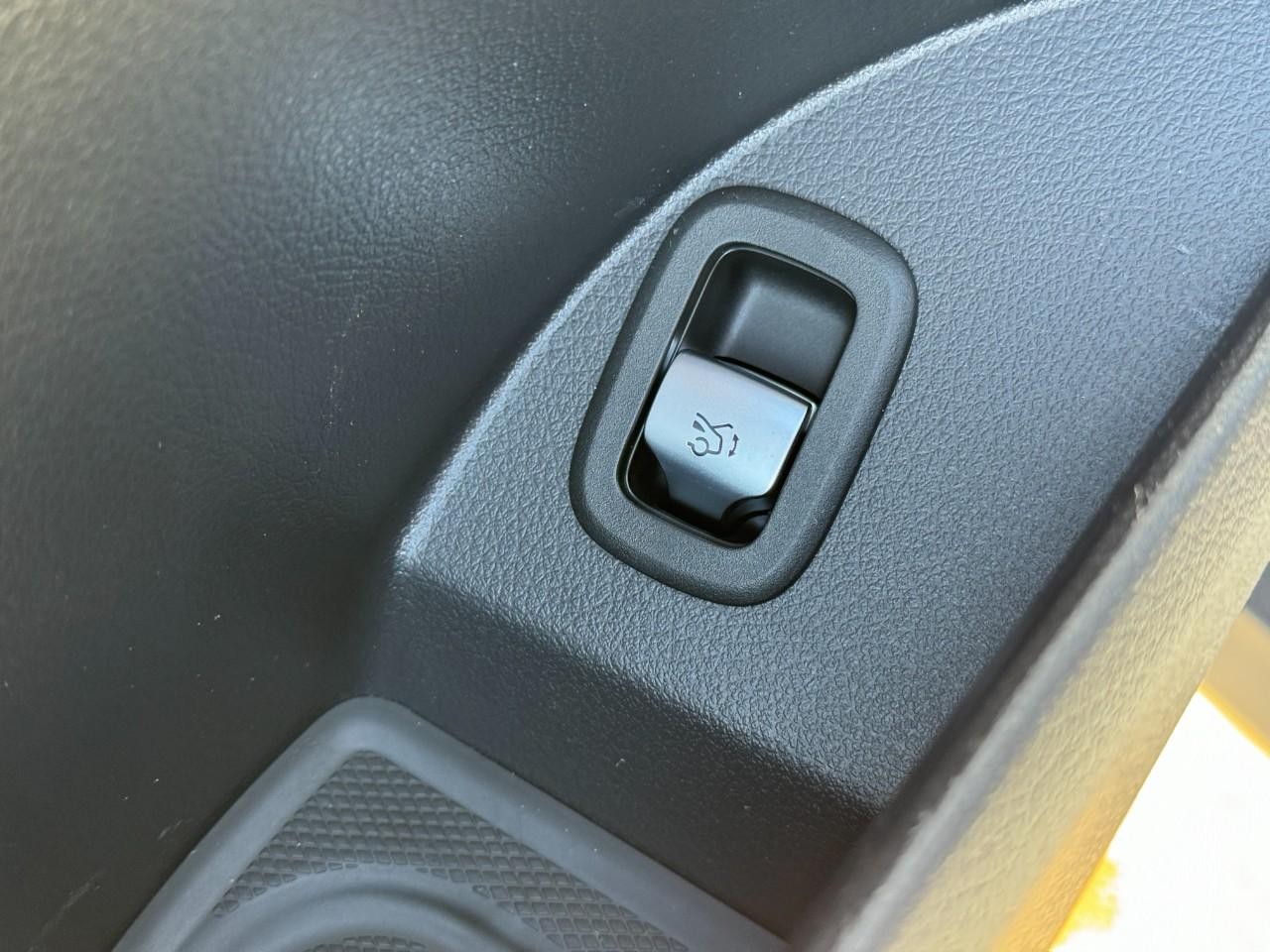 Mercedes-Benz GLC Vehicle Full-screen Gallery Image 25