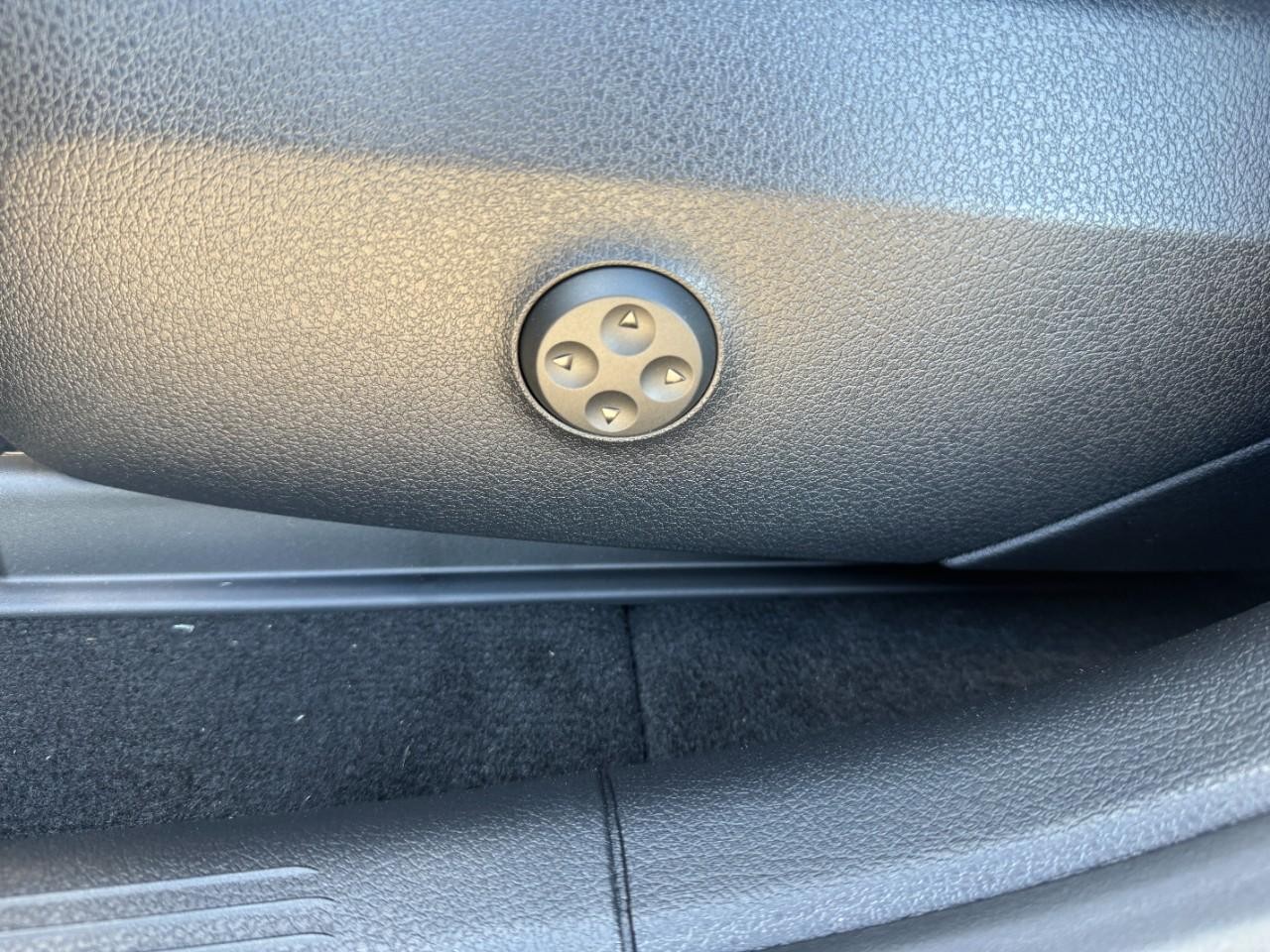 Mercedes-Benz GLC Vehicle Full-screen Gallery Image 28