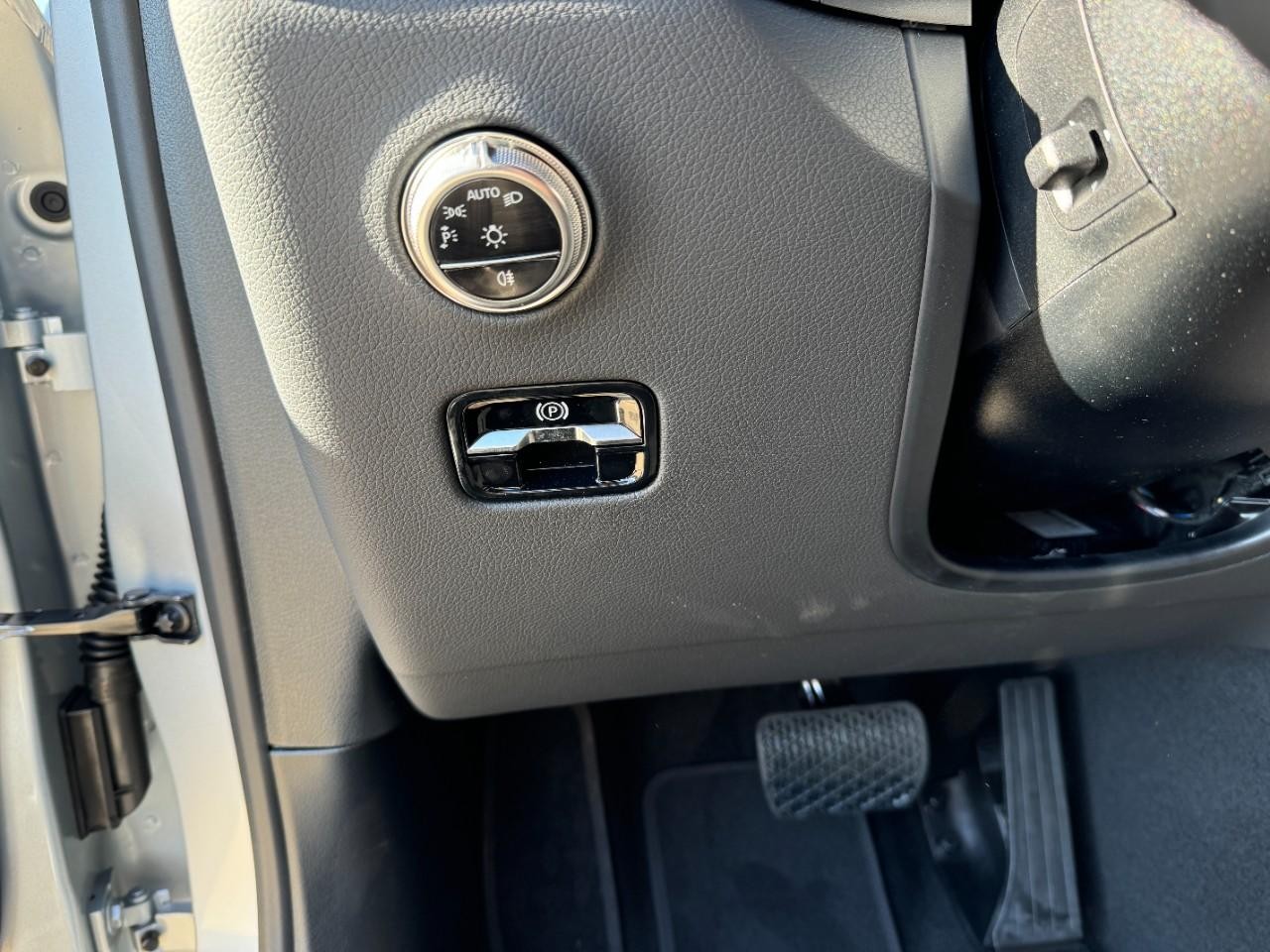 Mercedes-Benz GLC Vehicle Full-screen Gallery Image 29