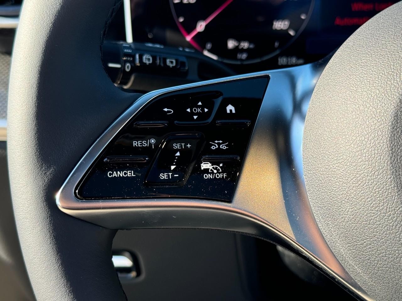 Mercedes-Benz GLC Vehicle Full-screen Gallery Image 30