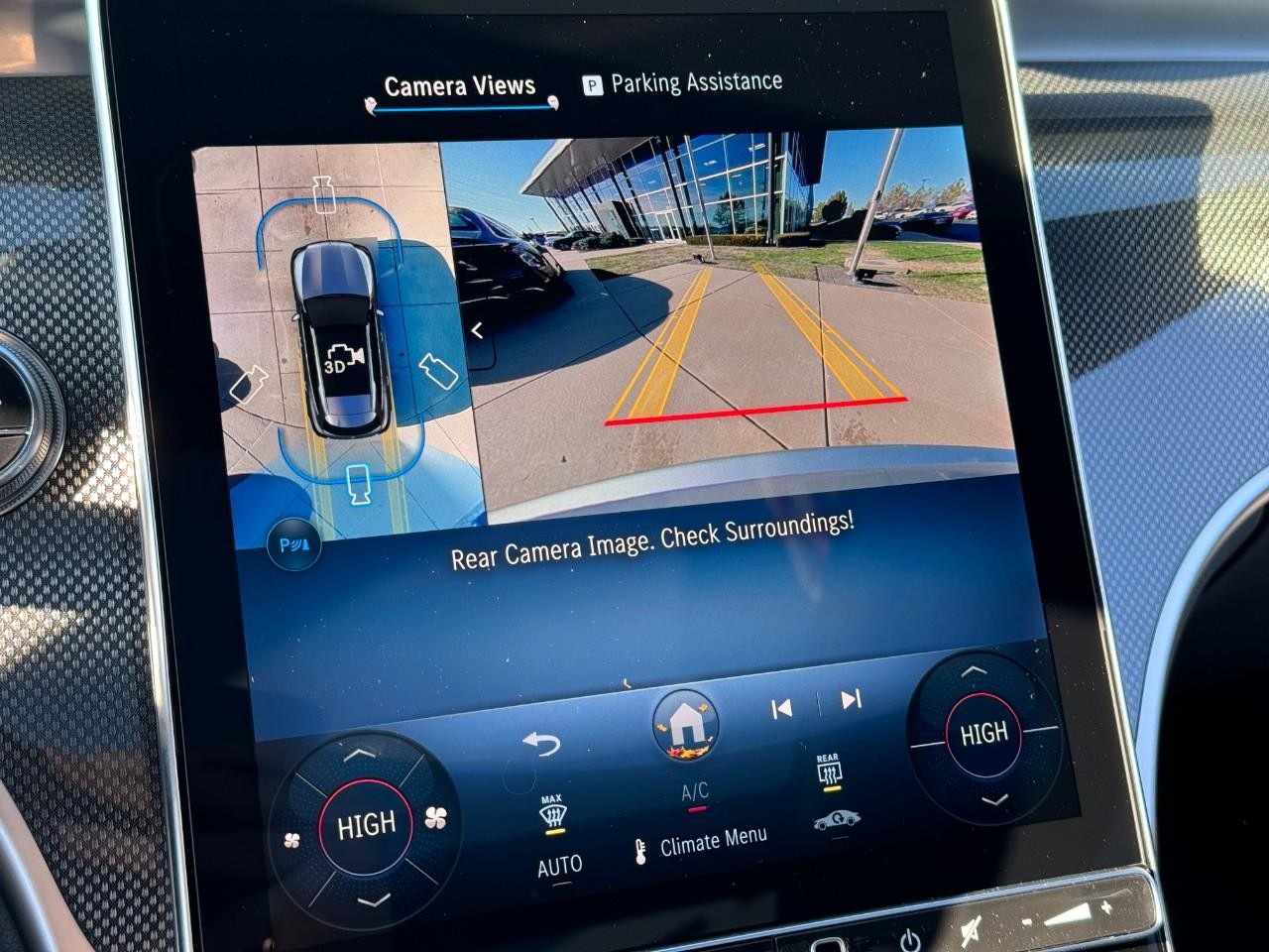 Mercedes-Benz GLC Vehicle Full-screen Gallery Image 34