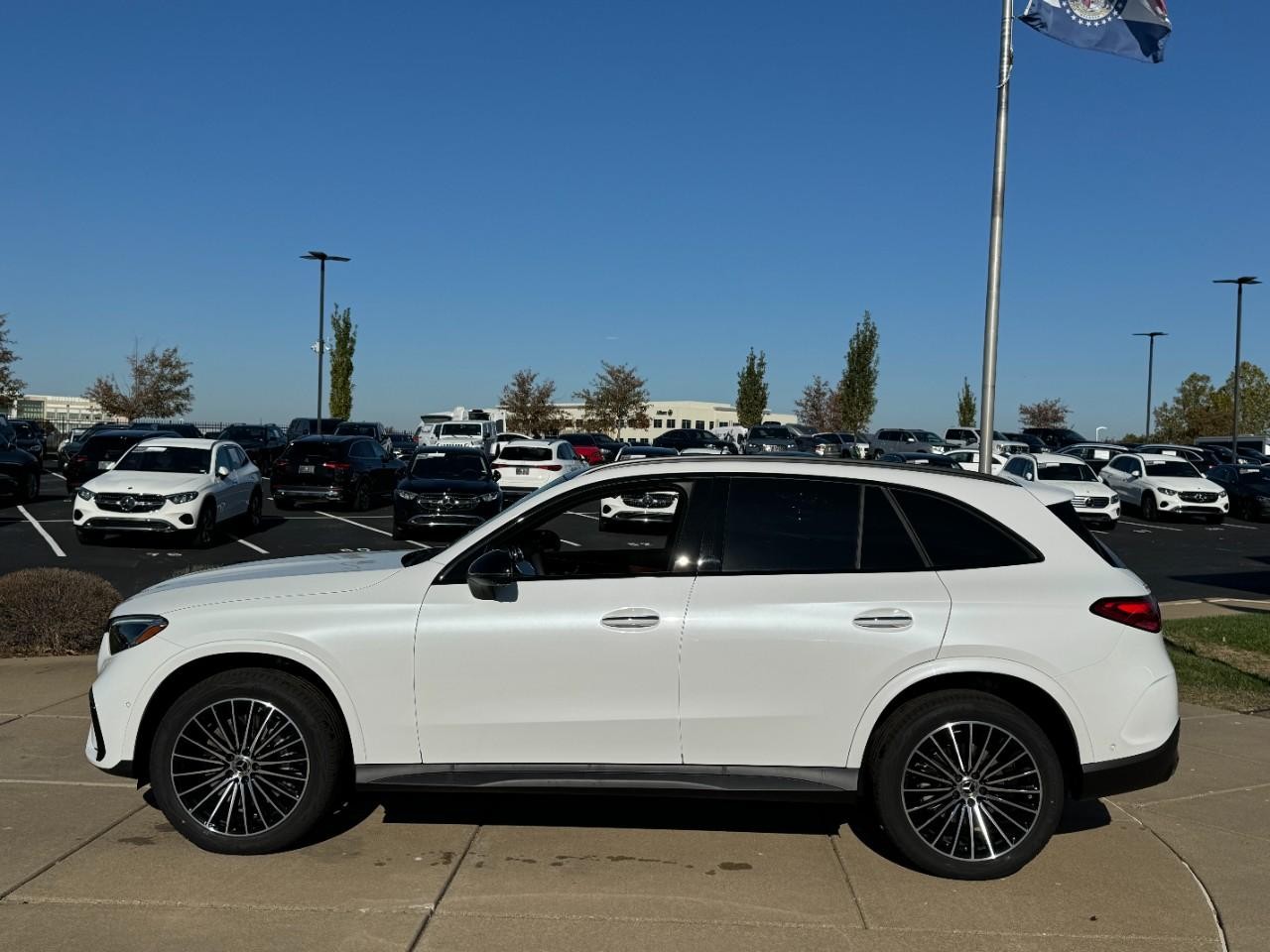 Mercedes-Benz GLC Vehicle Full-screen Gallery Image 2