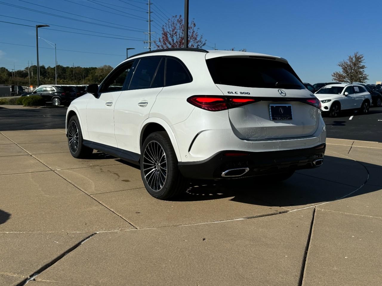 Mercedes-Benz GLC Vehicle Full-screen Gallery Image 3