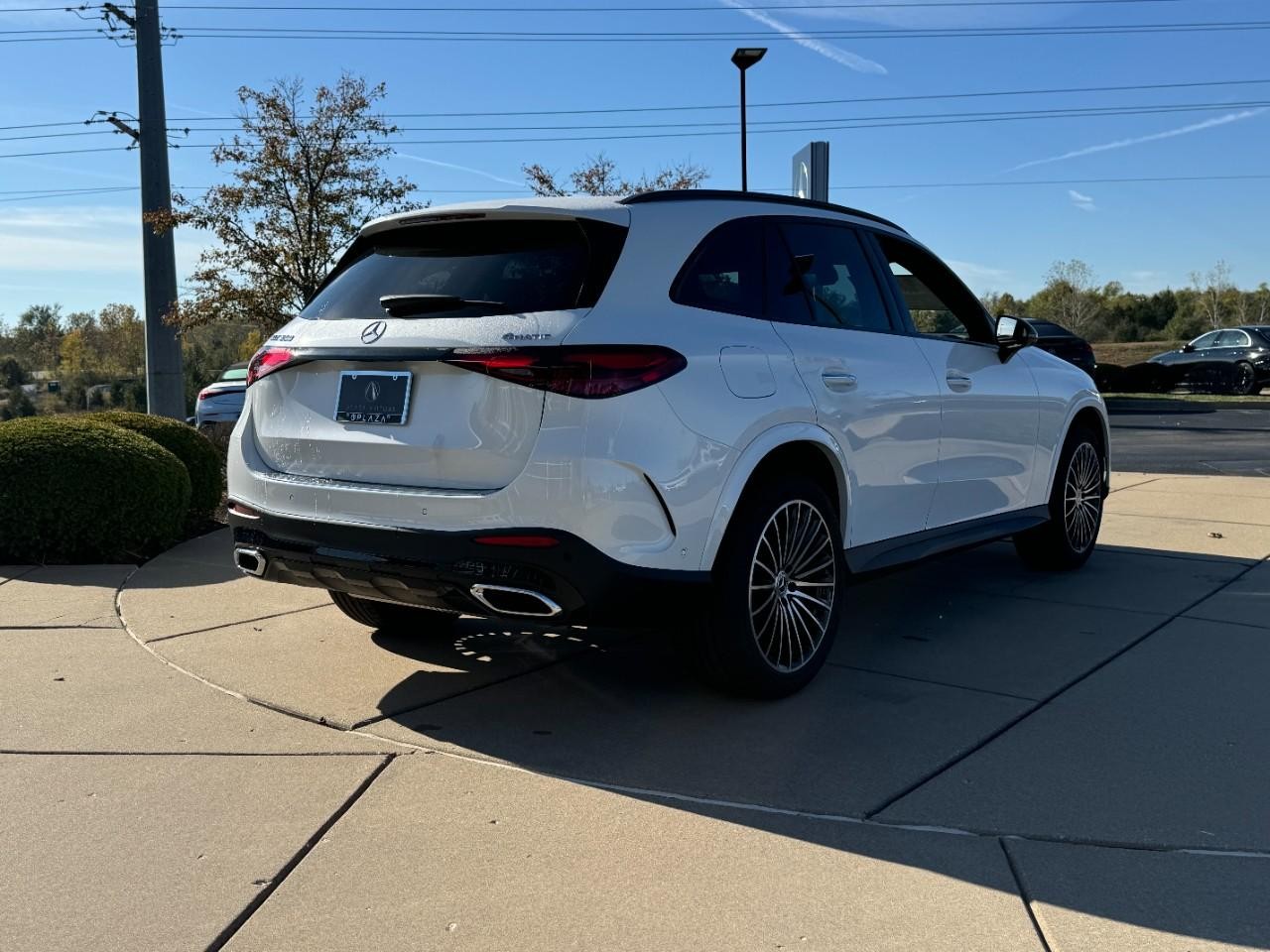 Mercedes-Benz GLC Vehicle Full-screen Gallery Image 4