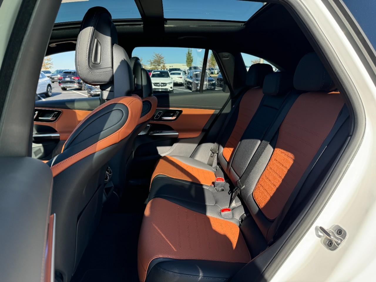 Mercedes-Benz GLC Vehicle Full-screen Gallery Image 8