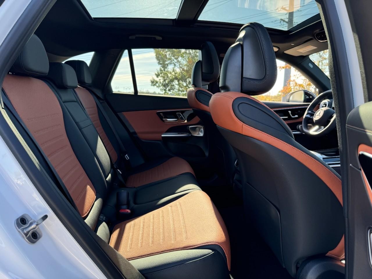 Mercedes-Benz GLC Vehicle Full-screen Gallery Image 10