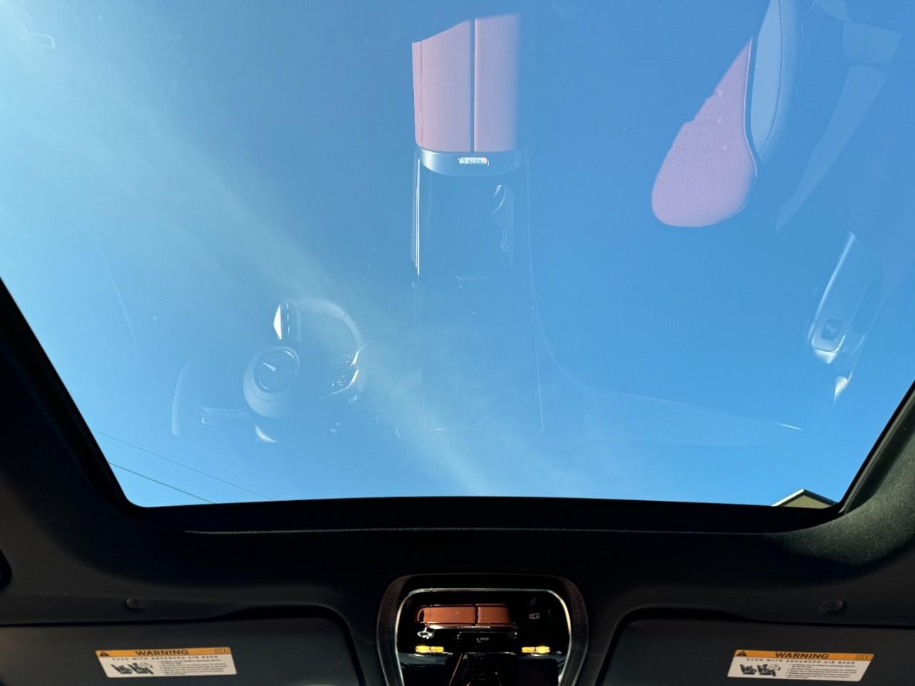 Mercedes-Benz GLC Vehicle Full-screen Gallery Image 11