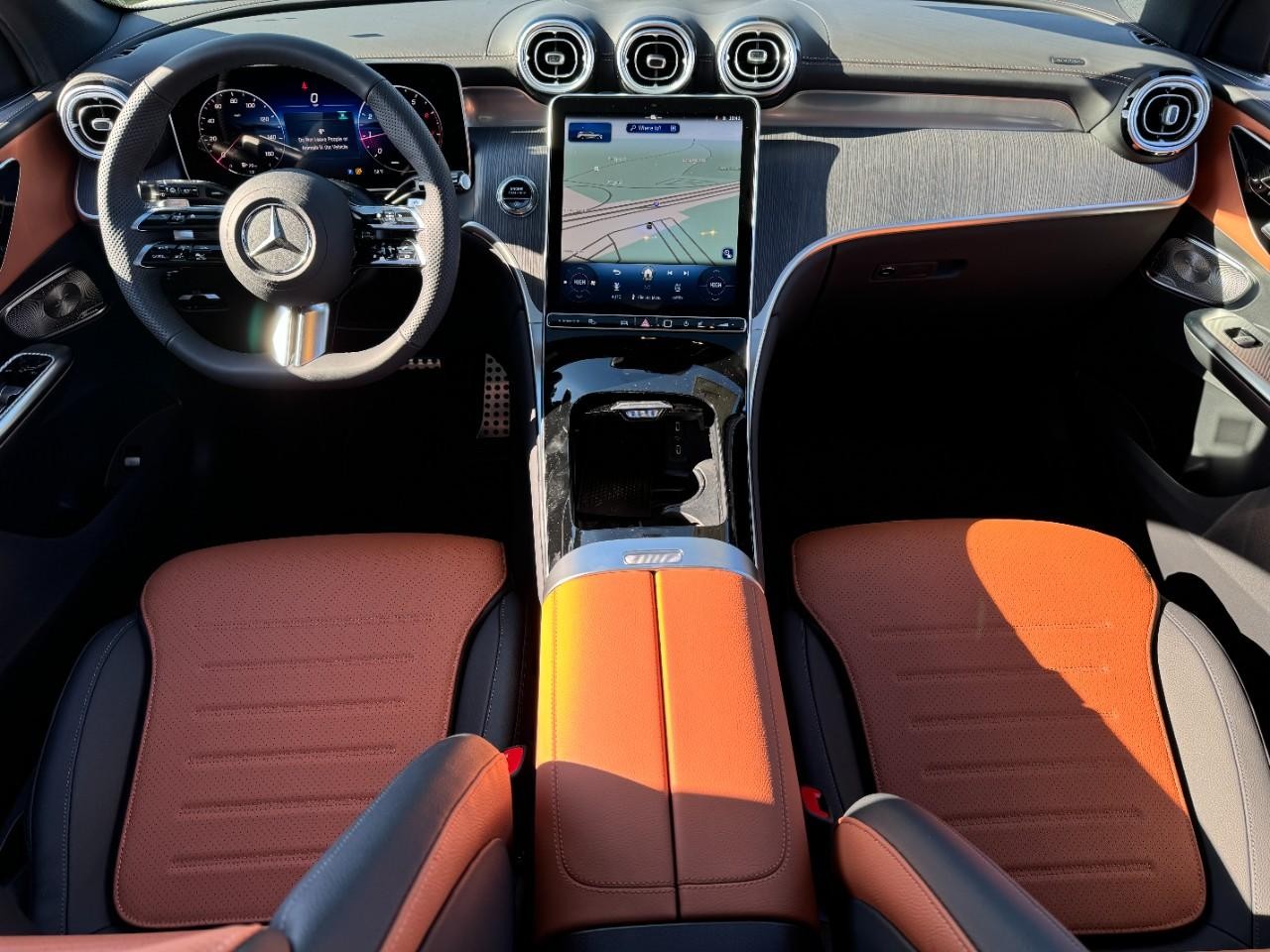 Mercedes-Benz GLC Vehicle Full-screen Gallery Image 12