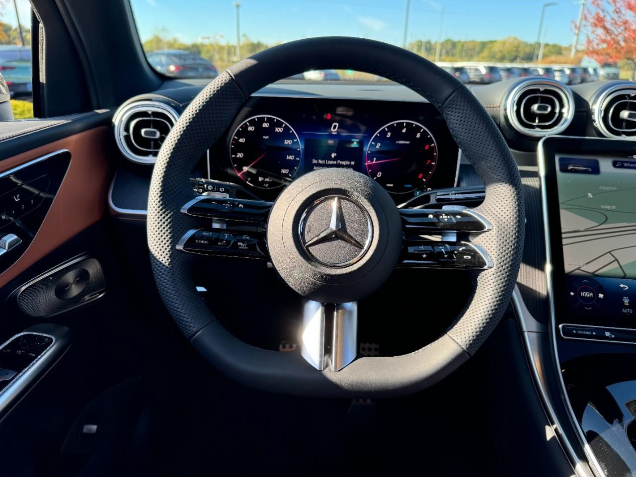 Mercedes-Benz GLC Vehicle Full-screen Gallery Image 13