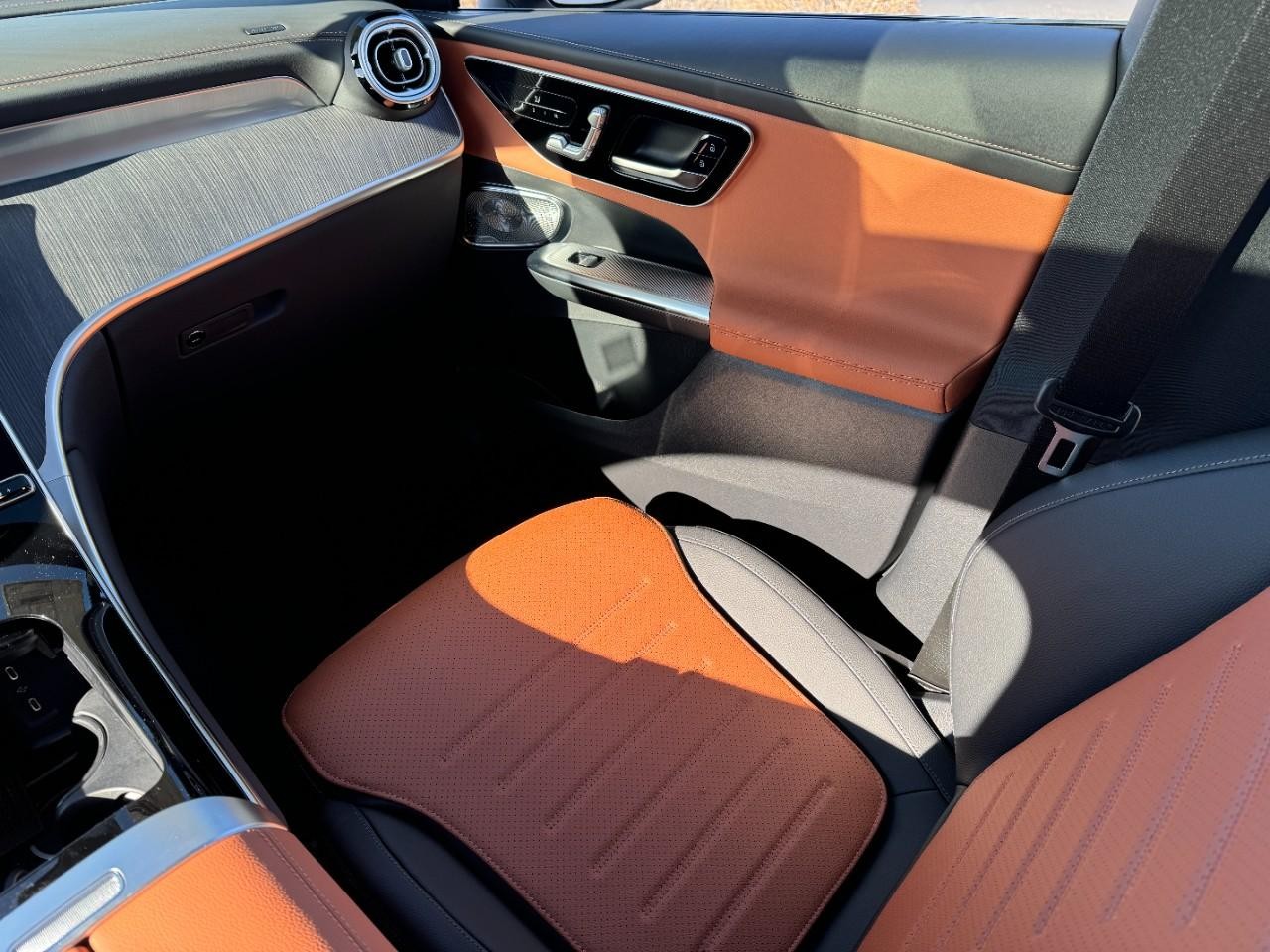 Mercedes-Benz GLC Vehicle Full-screen Gallery Image 15