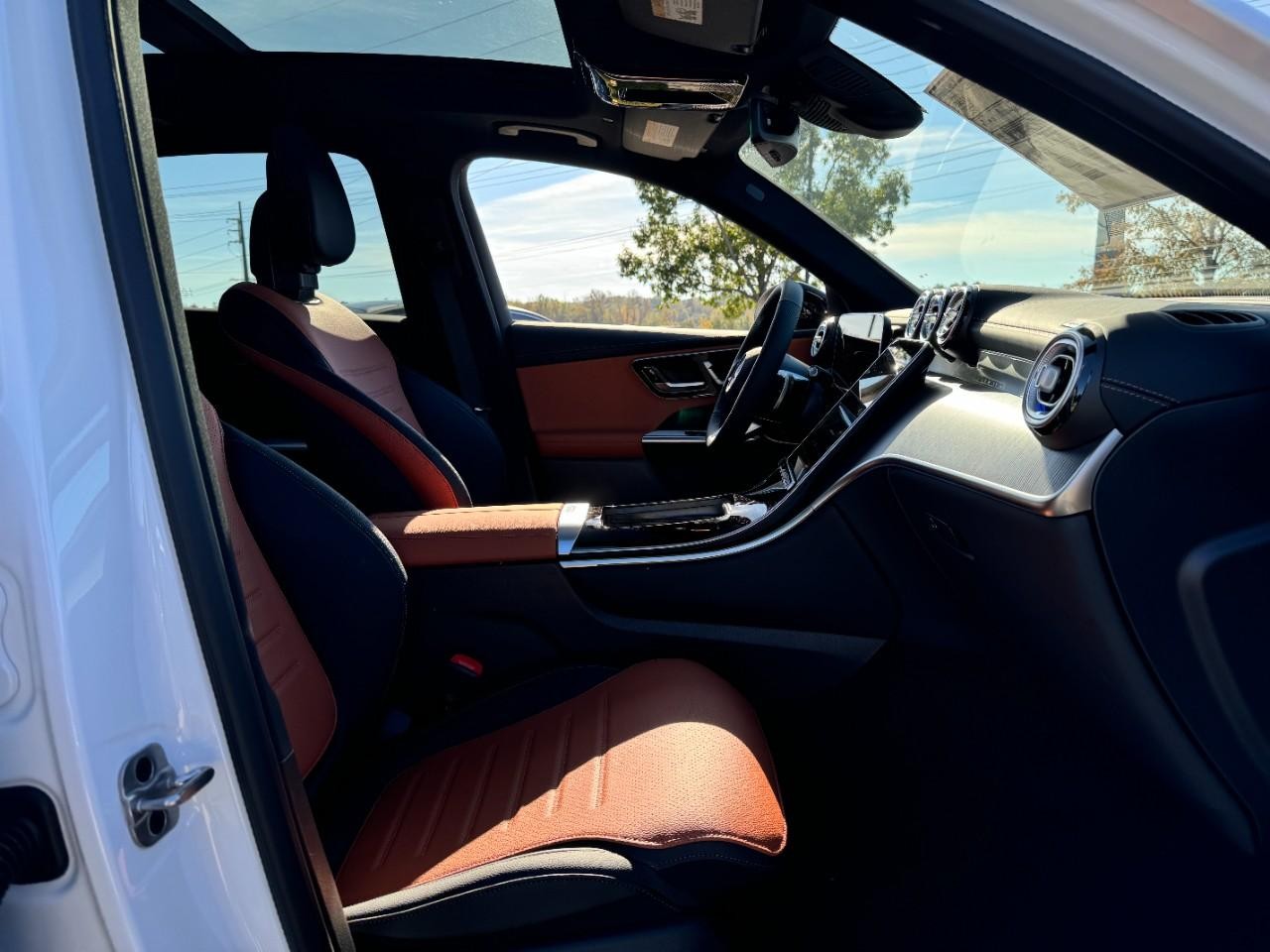 Mercedes-Benz GLC Vehicle Full-screen Gallery Image 16