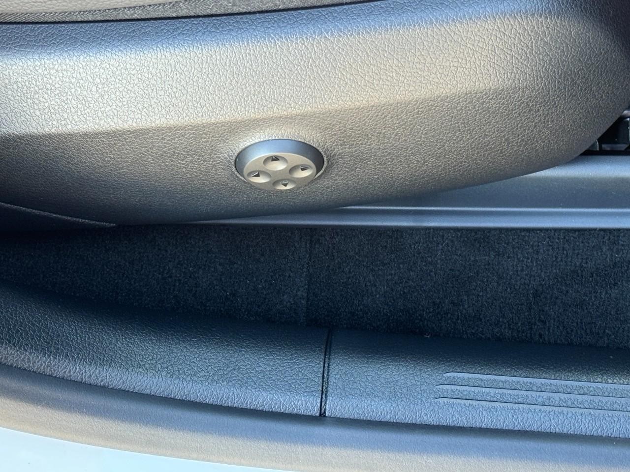 Mercedes-Benz GLC Vehicle Full-screen Gallery Image 18