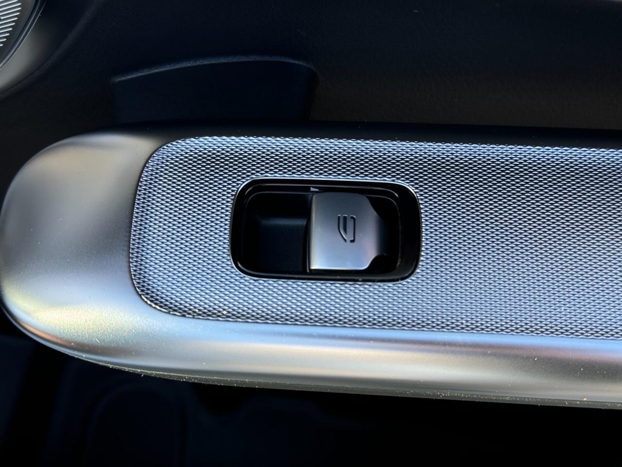 Mercedes-Benz GLC Vehicle Full-screen Gallery Image 21