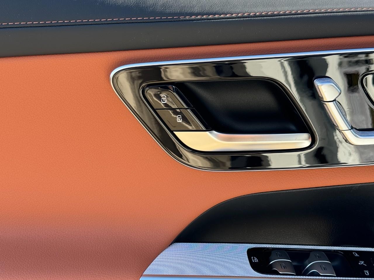 Mercedes-Benz GLC Vehicle Full-screen Gallery Image 23