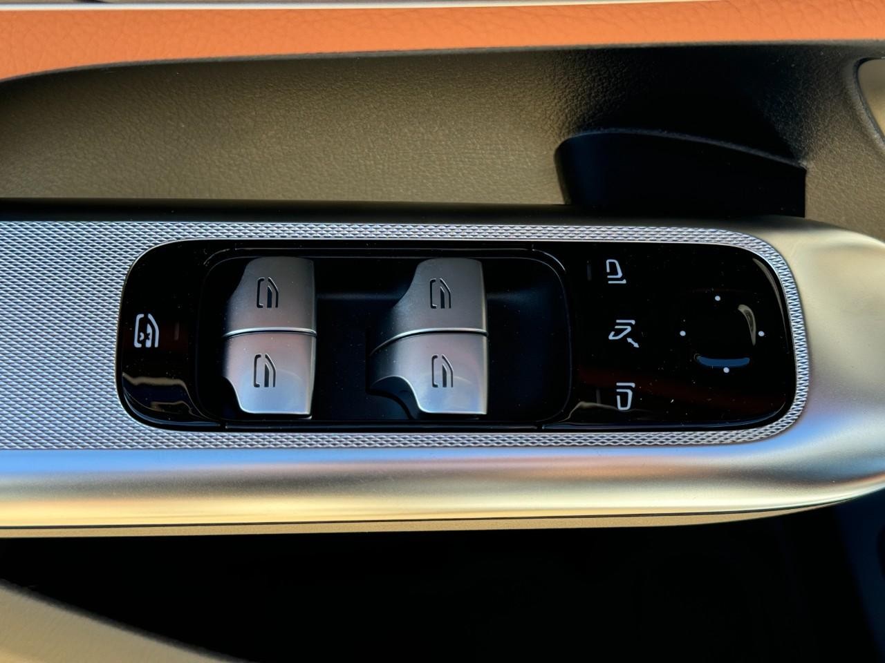 Mercedes-Benz GLC Vehicle Full-screen Gallery Image 24