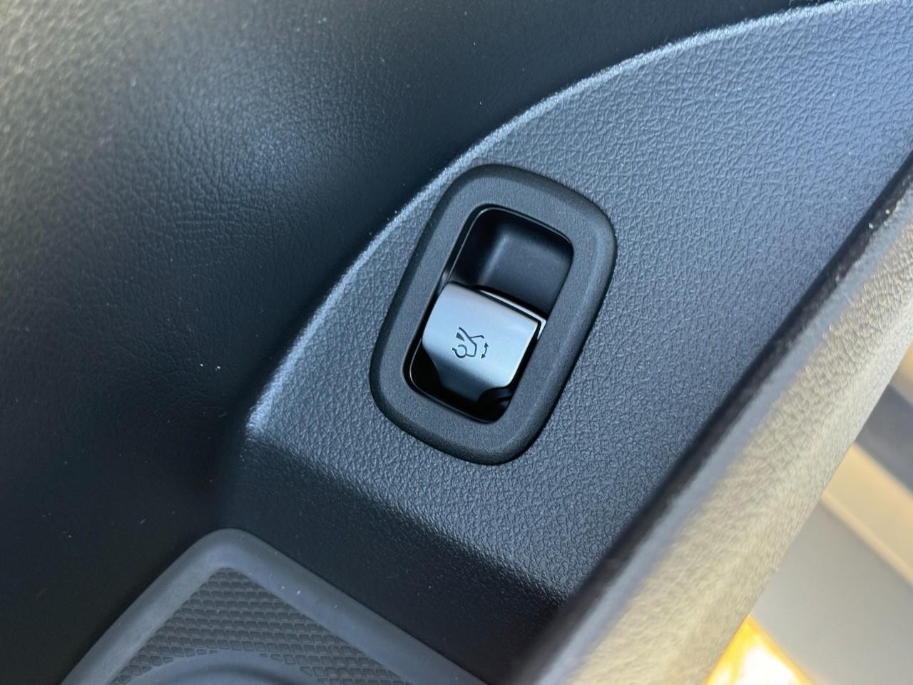 Mercedes-Benz GLC Vehicle Full-screen Gallery Image 26