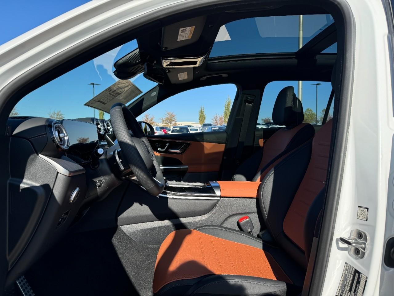 Mercedes-Benz GLC Vehicle Full-screen Gallery Image 27