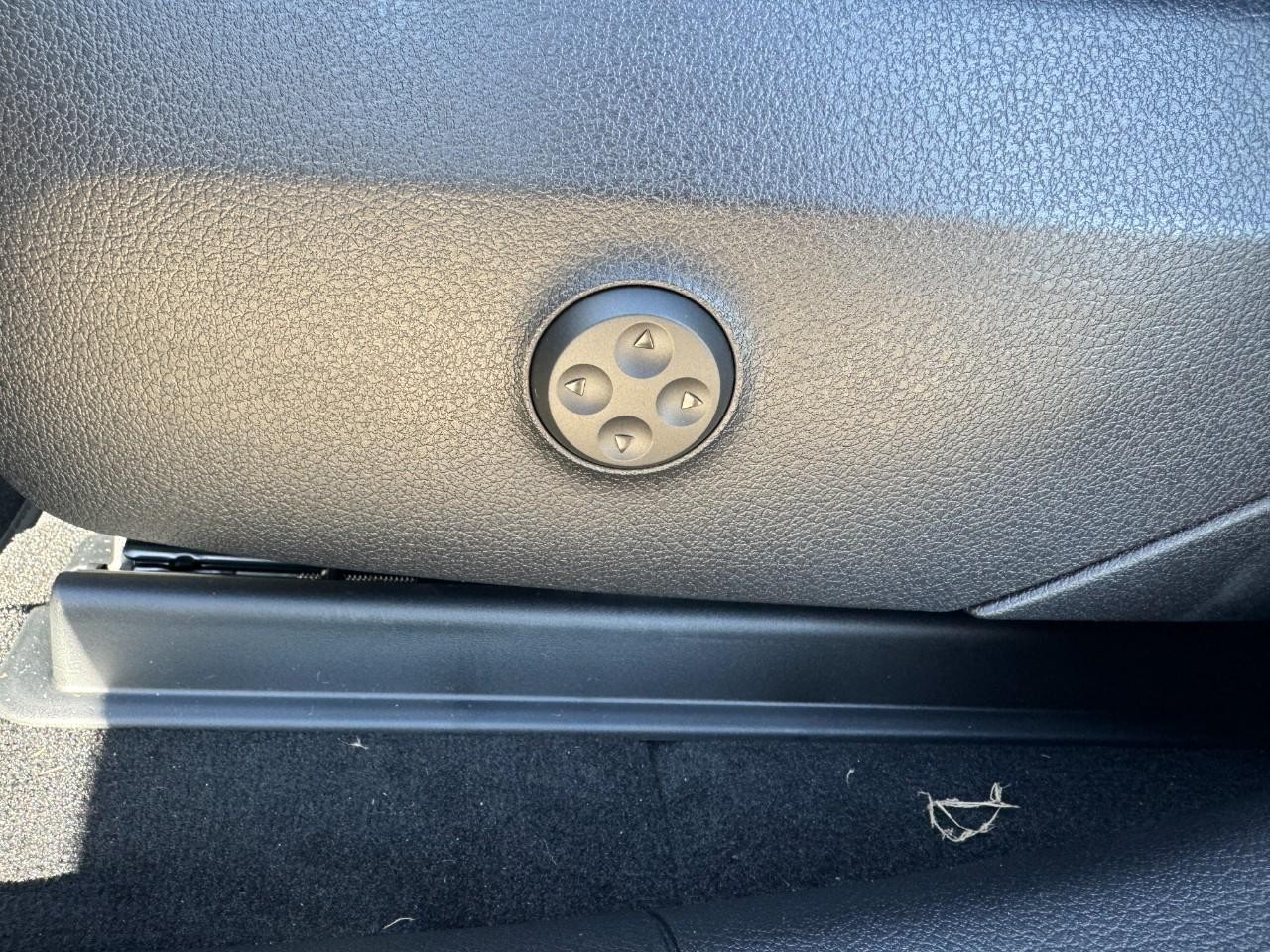 Mercedes-Benz GLC Vehicle Full-screen Gallery Image 29