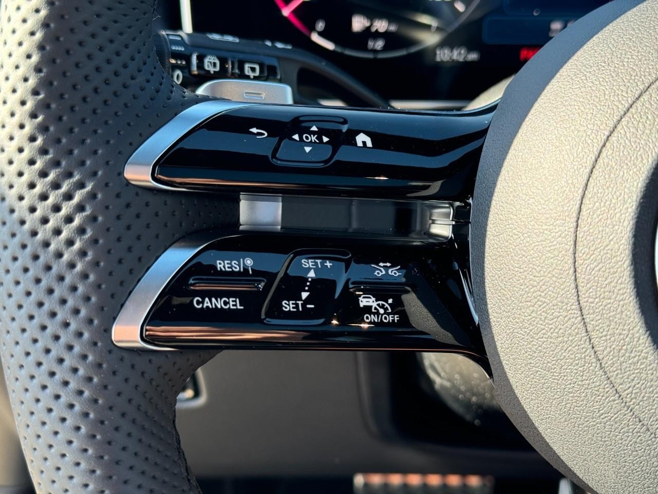 Mercedes-Benz GLC Vehicle Full-screen Gallery Image 31