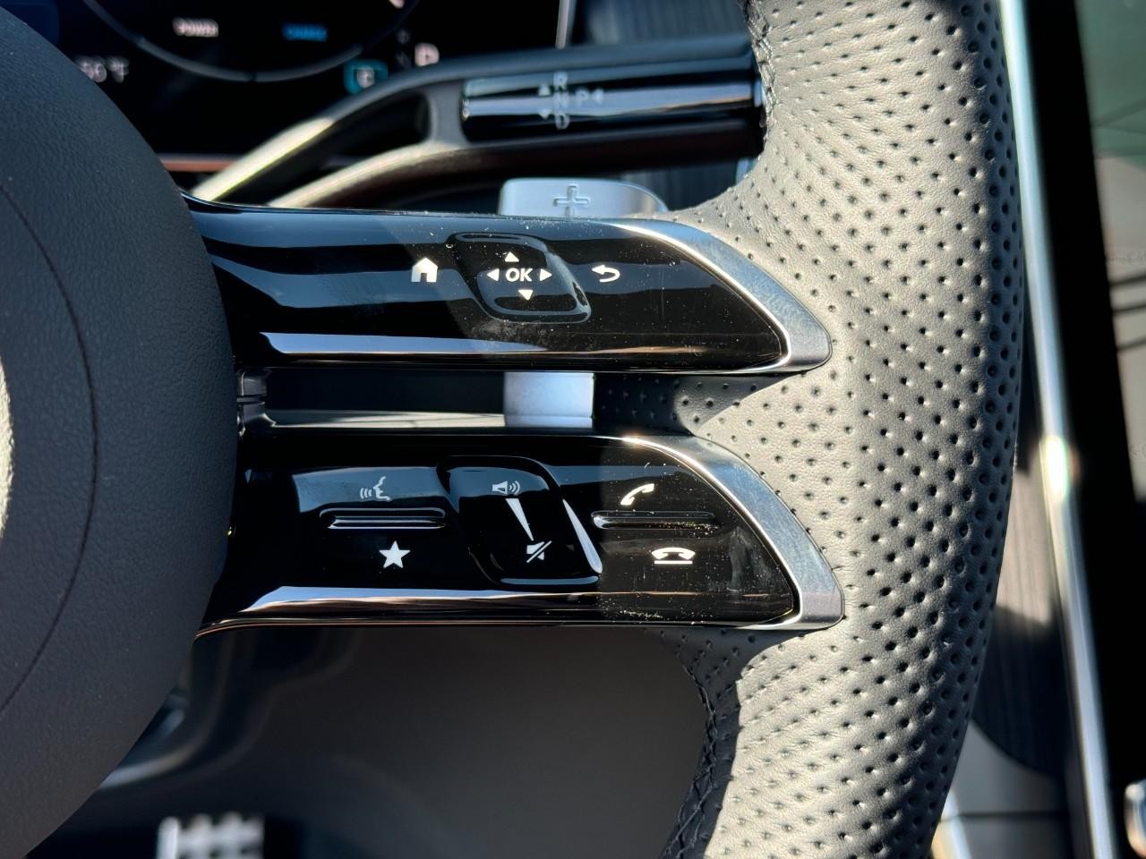 Mercedes-Benz GLC Vehicle Full-screen Gallery Image 32