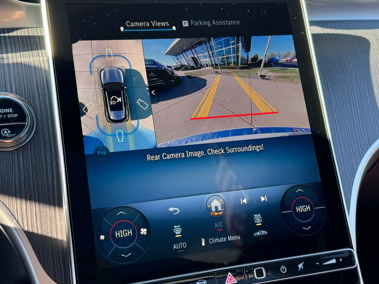 Mercedes-Benz GLC Vehicle Full-screen Gallery Image 35