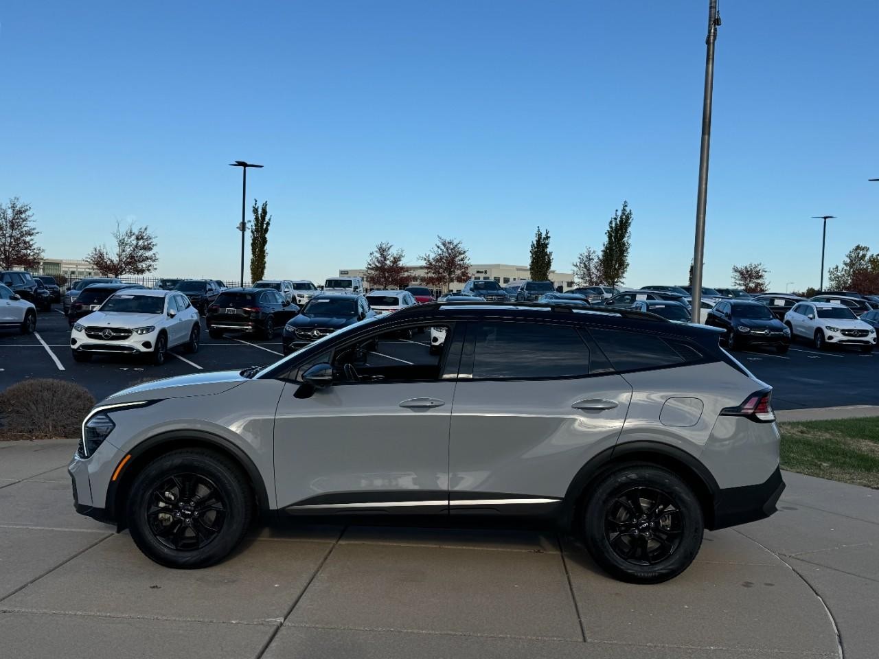 Kia Sportage Vehicle Full-screen Gallery Image 2