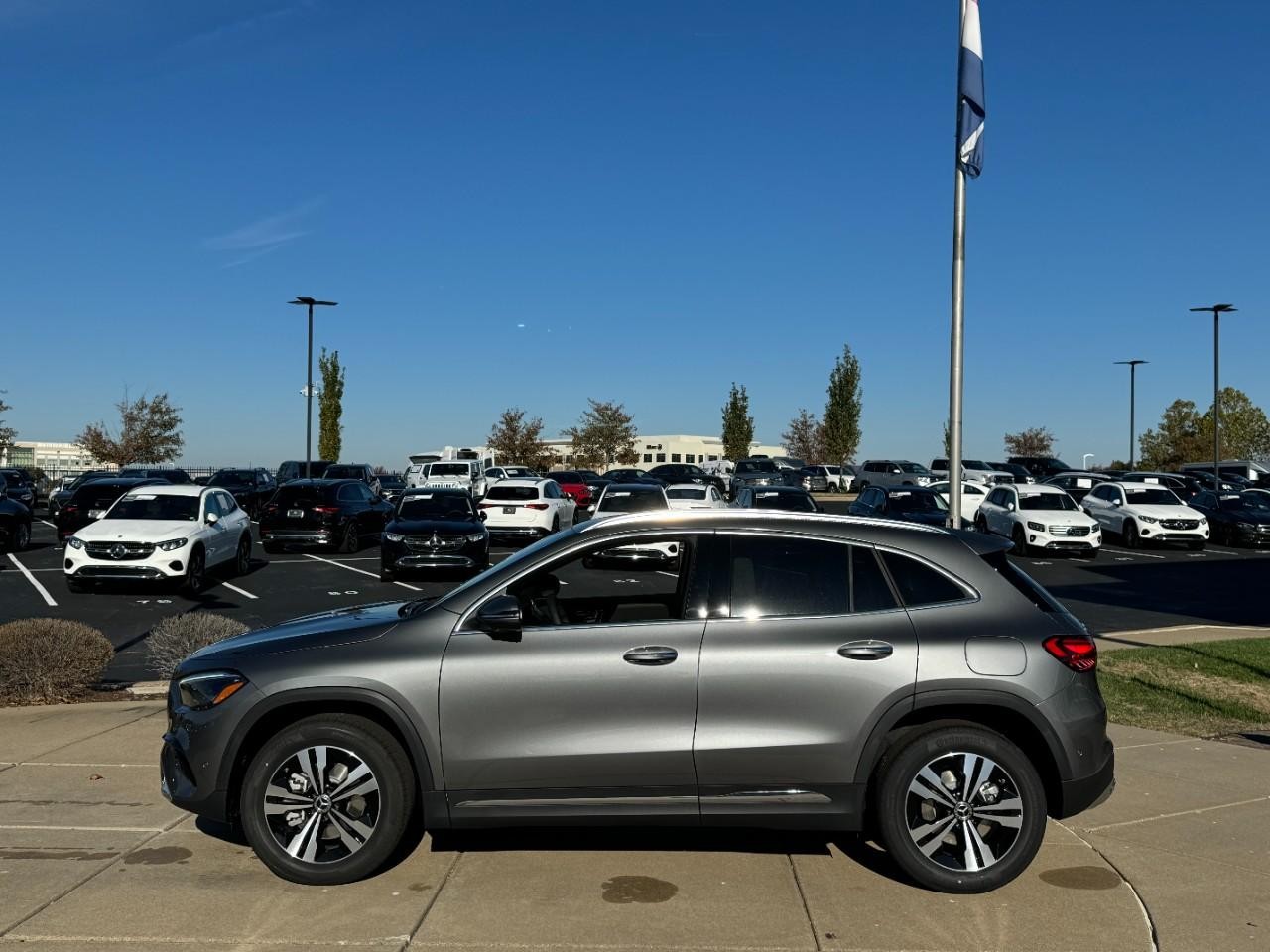 Mercedes-Benz GLA Vehicle Full-screen Gallery Image 2