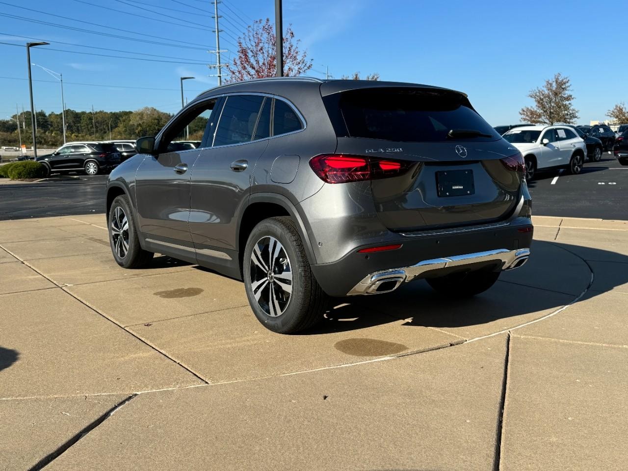 Mercedes-Benz GLA Vehicle Full-screen Gallery Image 3