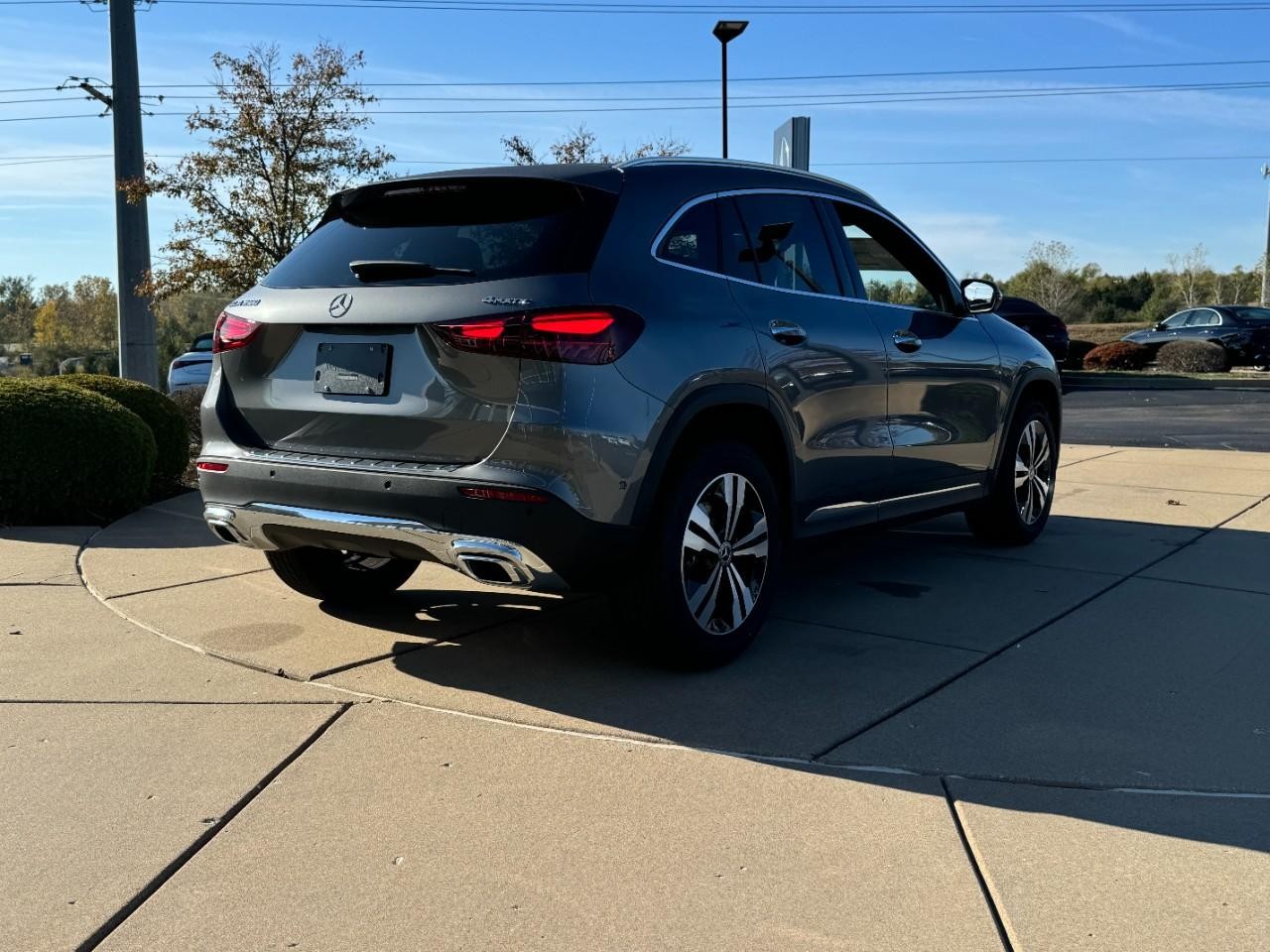 Mercedes-Benz GLA Vehicle Full-screen Gallery Image 4