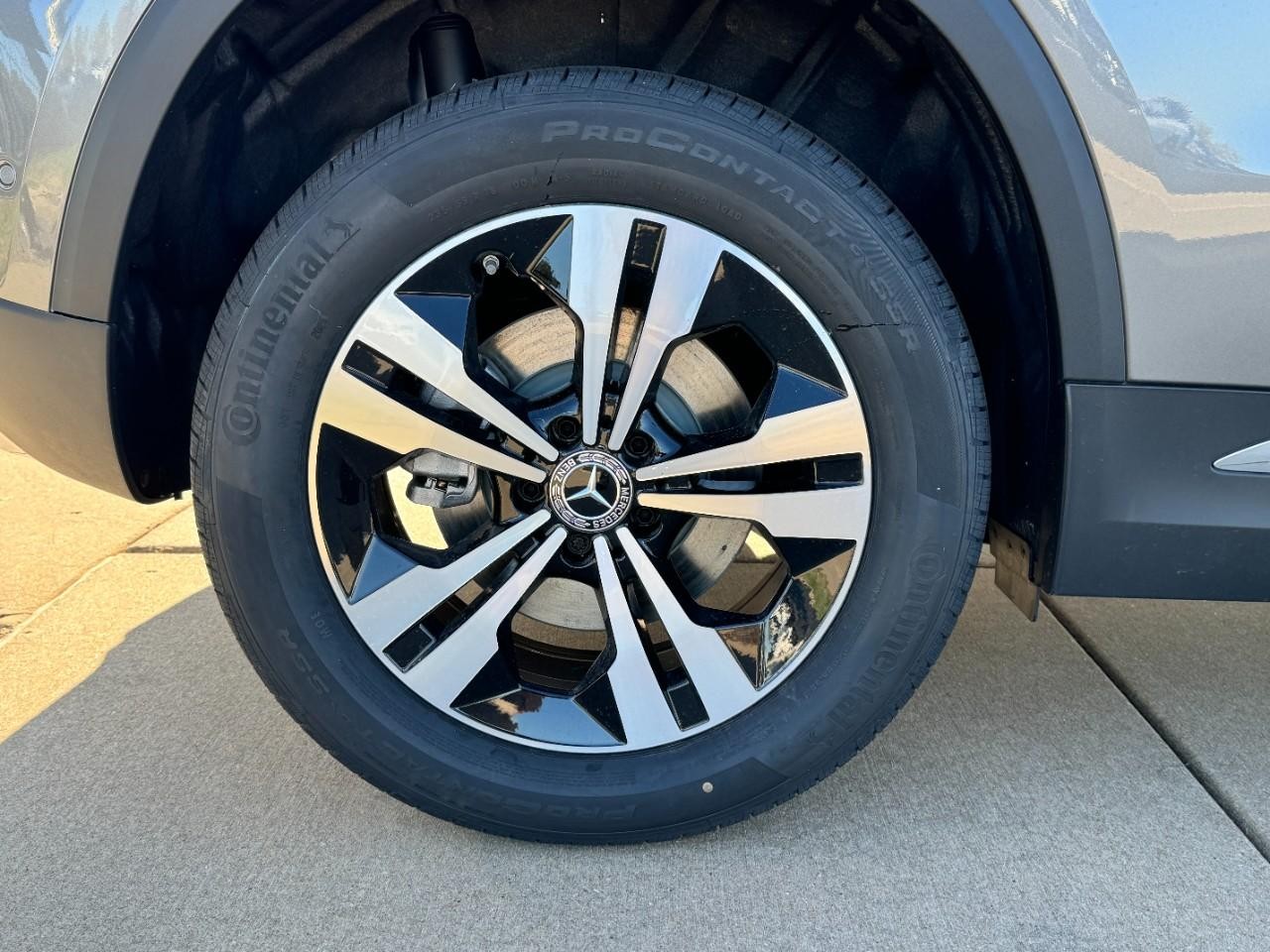 Mercedes-Benz GLA Vehicle Full-screen Gallery Image 5