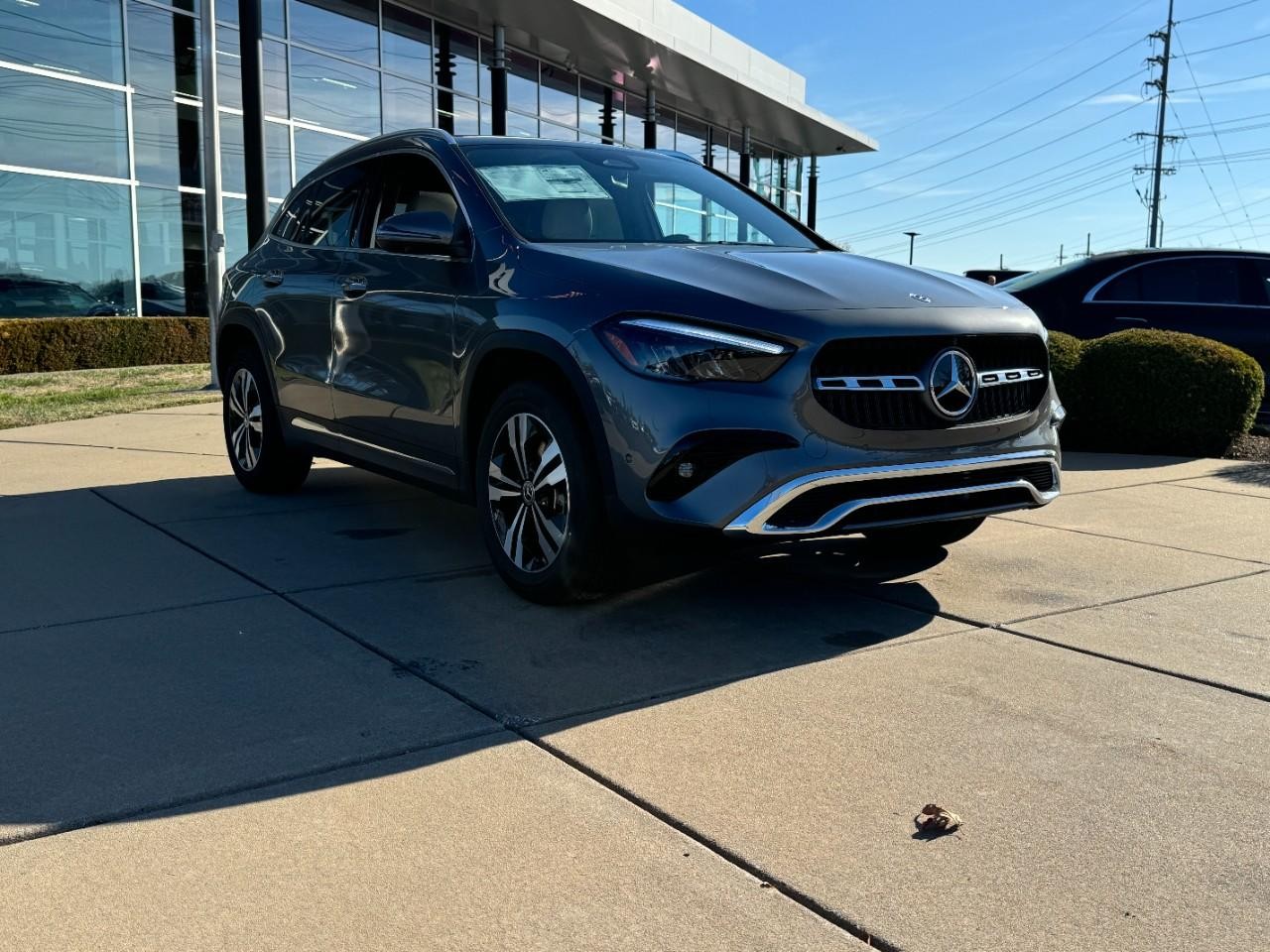 Mercedes-Benz GLA Vehicle Full-screen Gallery Image 6