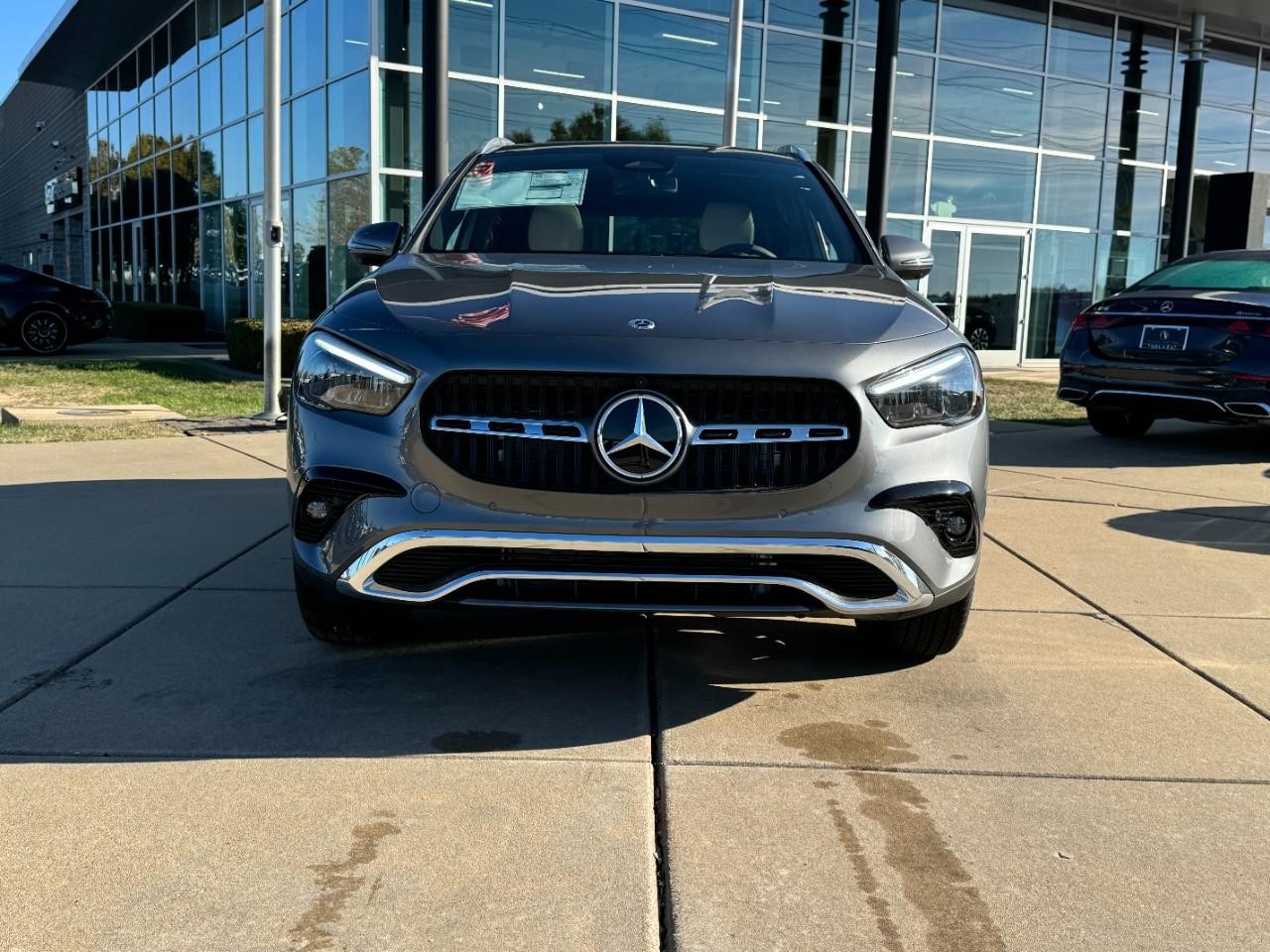 Mercedes-Benz GLA Vehicle Full-screen Gallery Image 7