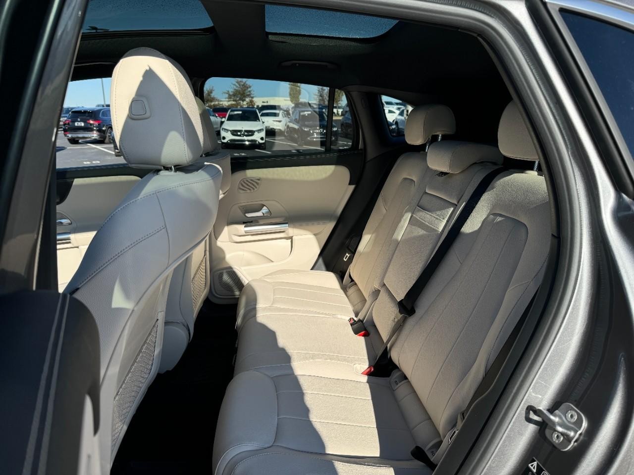 Mercedes-Benz GLA Vehicle Full-screen Gallery Image 8