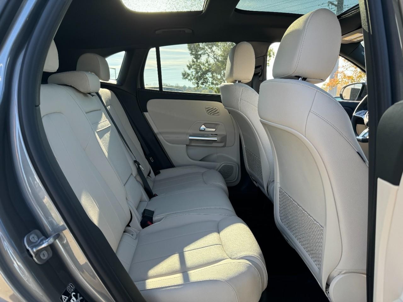 Mercedes-Benz GLA Vehicle Full-screen Gallery Image 10