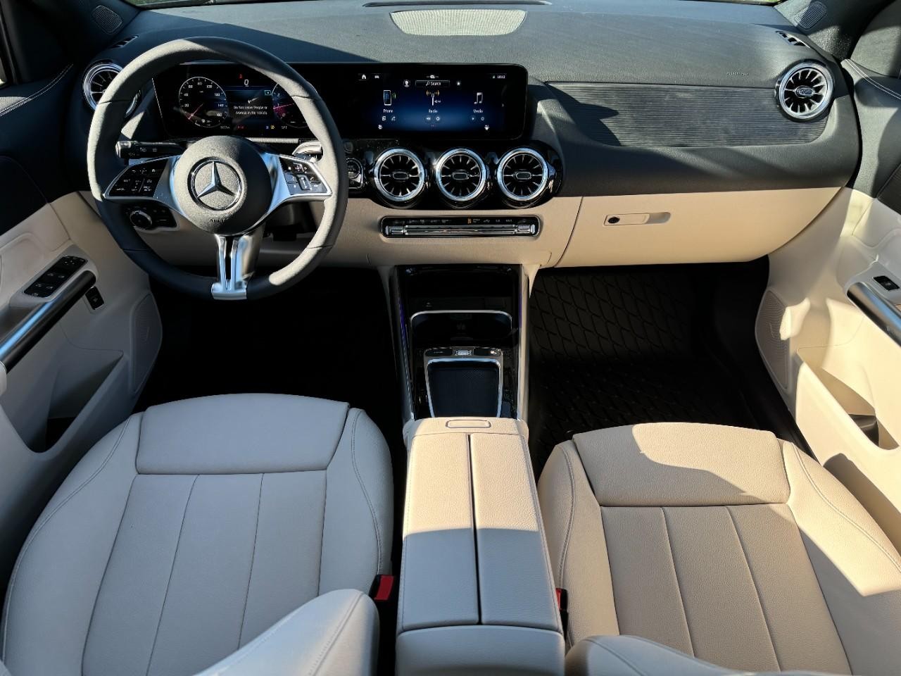 Mercedes-Benz GLA Vehicle Full-screen Gallery Image 12