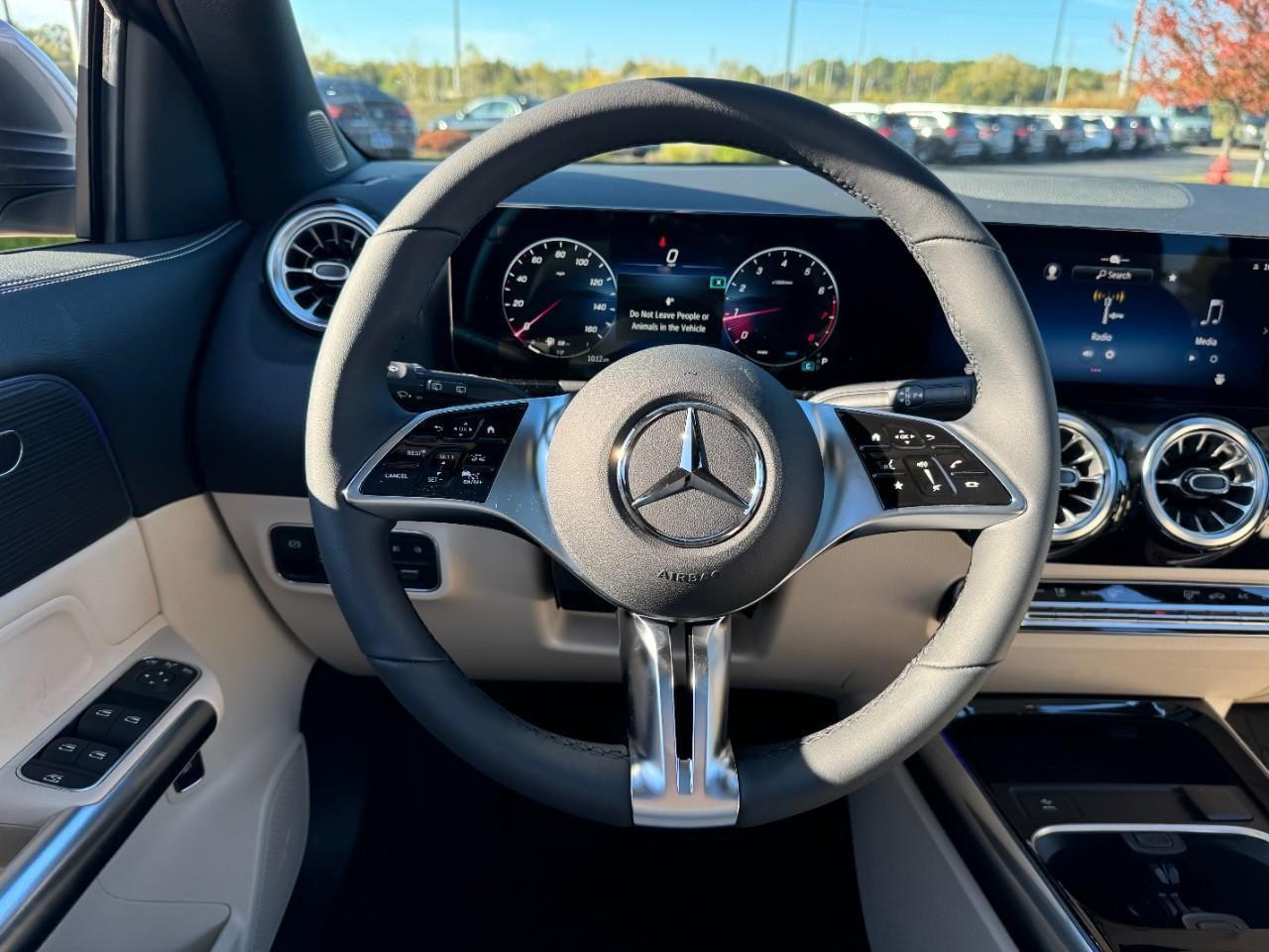 Mercedes-Benz GLA Vehicle Full-screen Gallery Image 13