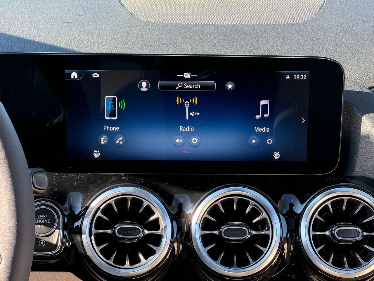 Mercedes-Benz GLA Vehicle Full-screen Gallery Image 14